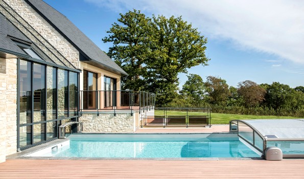Poolüberdachung: mit oder ohne Schiene?