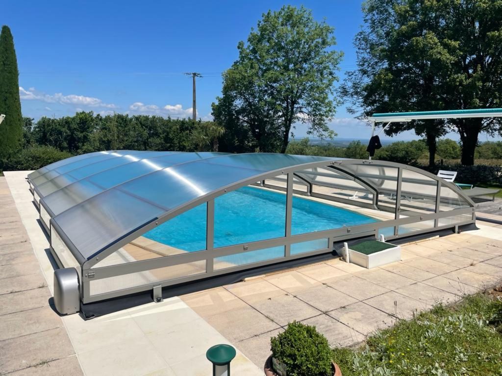 abri de piscine bas motorisé télescopique