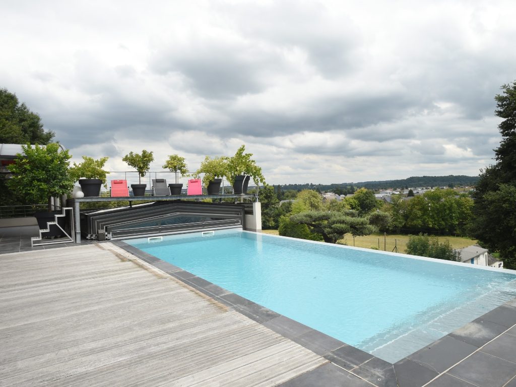 abri mi-haut de piscine