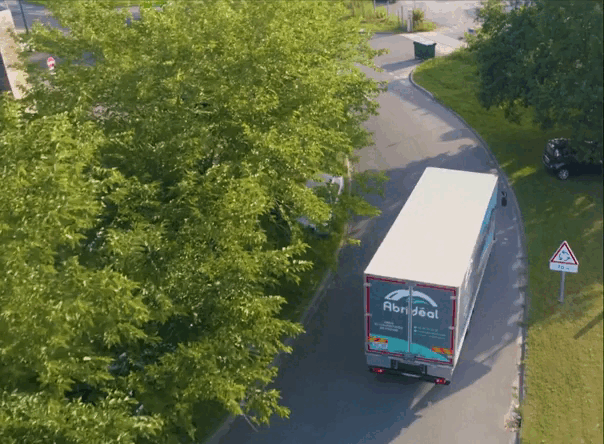 Unser Monteur bringt die Teile der maßgefertigten Poolüberdachung feinjustiert an Ort und Stelle an.